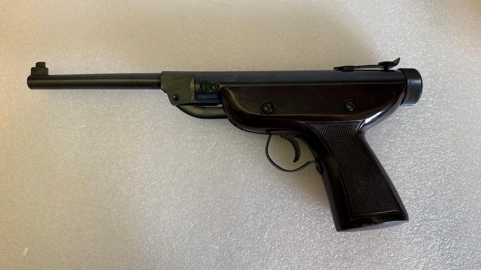 Industry Brand 4,5mm kniklooppistool, uit de jaren 70 schat ik, gezien de uitvoering en de bakelieten grip.