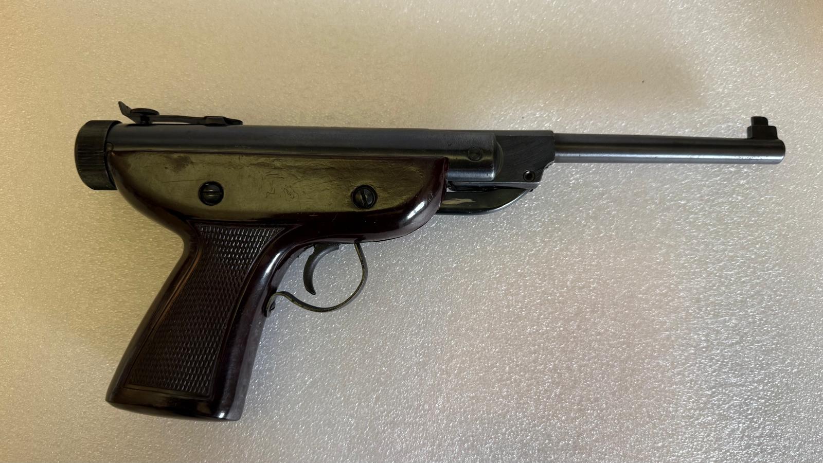 Industry Brand 4,5mm kniklooppistool, uit de jaren 70 schat ik, gezien de uitvoering en de bakelieten grip.