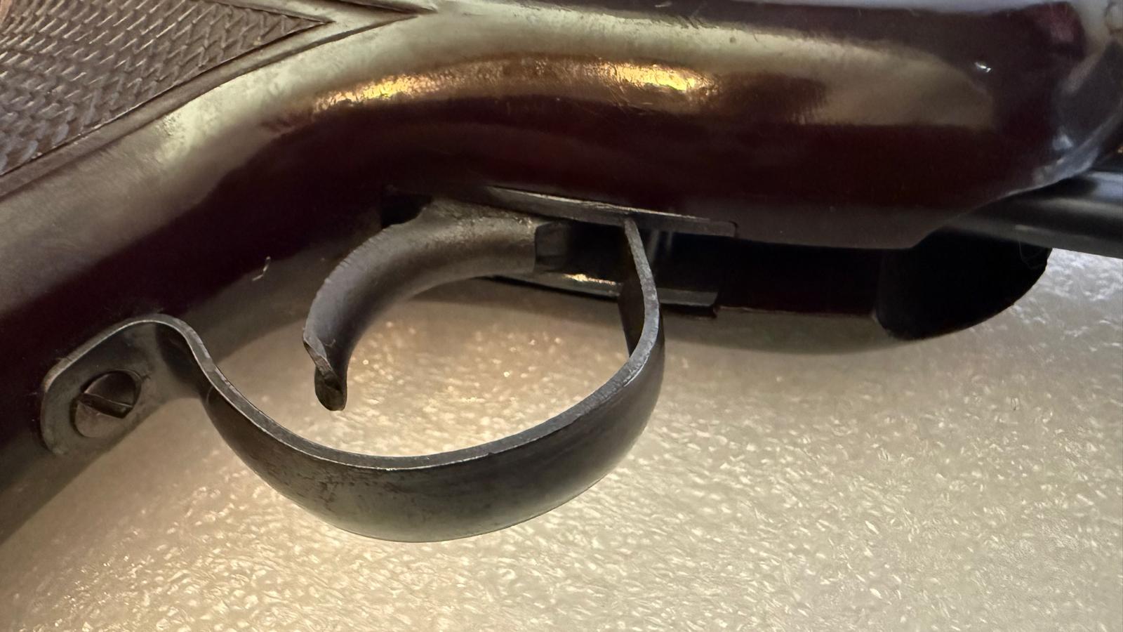 Industry Brand 4,5mm kniklooppistool, uit de jaren 70 schat ik, gezien de uitvoering en de bakelieten grip.