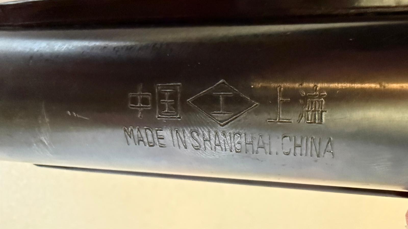 Industry Brand 4,5mm kniklooppistool, uit de jaren 70 schat ik, gezien de uitvoering en de bakelieten grip.