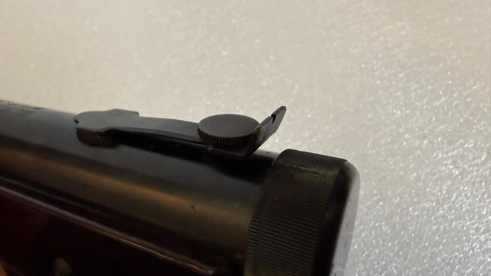 Industry Brand 4,5mm kniklooppistool, uit de jaren 70 schat ik, gezien de uitvoering en de bakelieten grip.